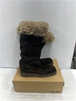Size 10 M winter boots with fur