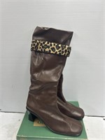 Size 10 M heeled boots with lined cheetah print