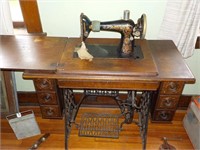 Oak case Singer Tredle sewing machine