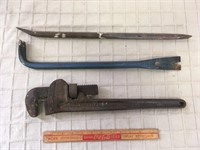 LARGE ADJUSTABLE PIPE WRENCH AND PREY BARS