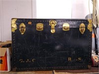 Large Vintage Trunk With Top Conpartment