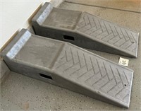 T - PAIR OF VEHICLE RAMP STANDS (G2)