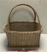 WELL MADE WICKER/WOVEN HANDLED BASKET