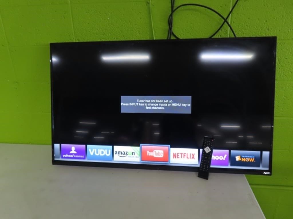 VIZIO 50" Smart TV w/ Remote NICE