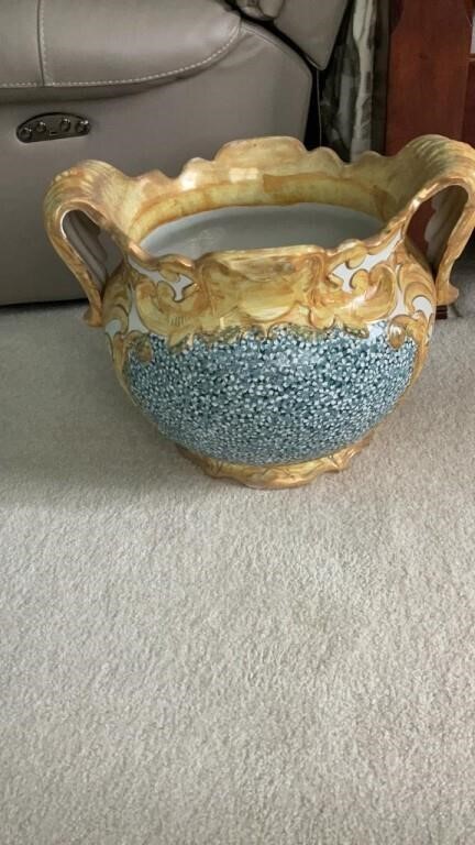 Large Porcelain pot, note:repaired crack