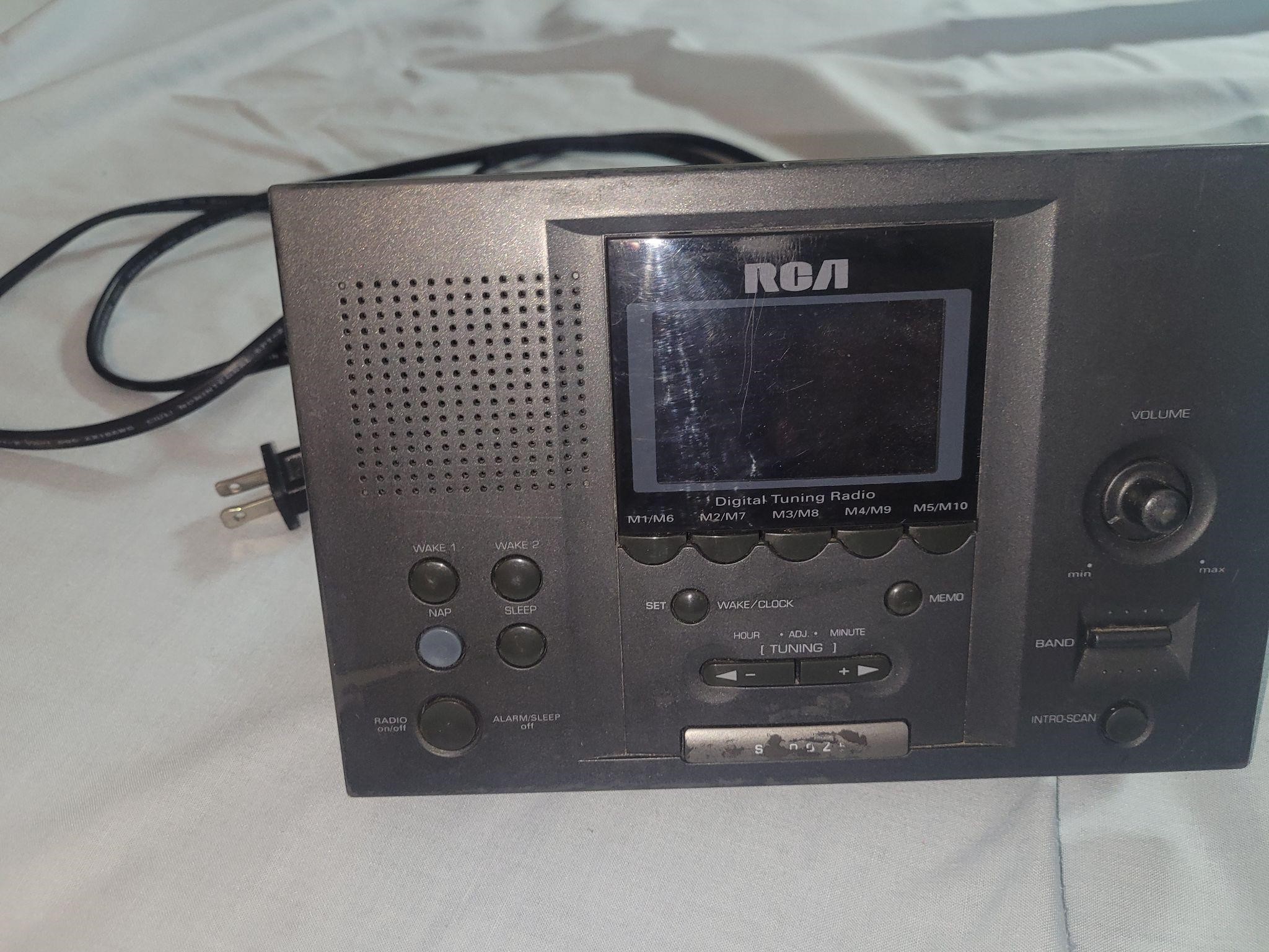 Rca clock radio plug in or battery powered