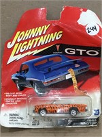 2001 Johnny Lightning 1965 Ragtop car