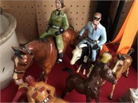 5 Plastic Body Horses With 4 Assorted Riders