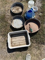 LOT OF FEED AND WATER PANS
