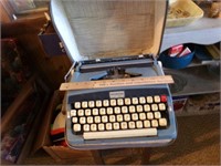 Vintage Typewriter w/ Case