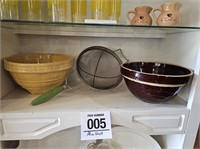 Vintage bowls w/ strainer 9.5" d