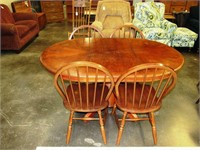 Kitchen Table w/ 4 chairs & leaf