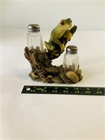 Salt & pepper shaker w// ceramic frog stand