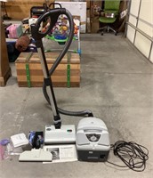 Lindhaus Aria vacuum w/ attachments
Cord does not