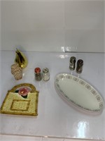 Flat of assorted décor items