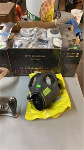 GAS MASK & BOX OF 18 PR SPARE FILTERS