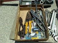 2 flats of pliers