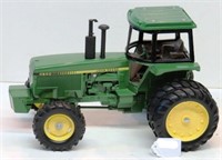 Ertl JD 4850 New Orleans Collector Edition 1/16