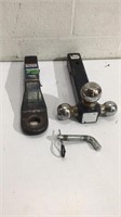 2 trailer hitches and 1 Lock Pin T13C