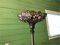 FLOOR LAMP WITH LEADED GLASS SHADE