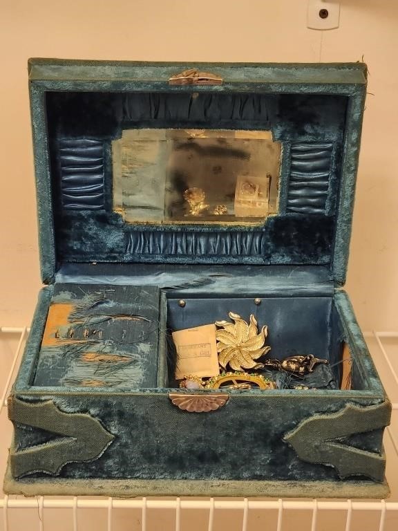 VINTAGE MUSICAL JEWELRY BOX WITH CONTENTS
