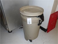 Trash can with lid