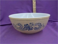 Pyrex 404 bowl