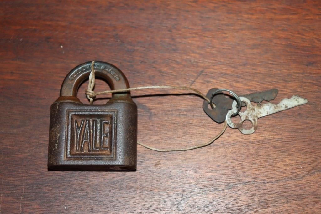 Yale & Towne Mfg Co padlock with key