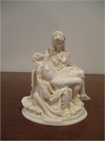 La Pieta di Michelangelo statue