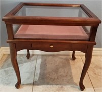 819 - LOVELY ACCENT DISPLAY TABLE