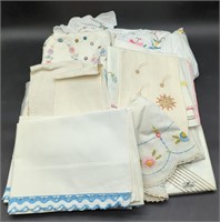 (KC) Linens. Bedspread, Pillowcases, Table