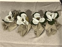 4 Elegant Napkins With 4 Magnolia Napkin Rings