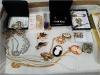 Assorted vintage jewelry
