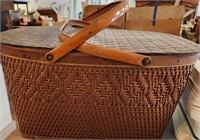 VTG Wicker Picnic Basket Handle and Shelf Built In