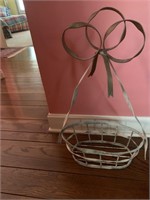 Metal wire basket with bow