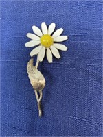 Vintage daisy brooch