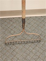 Gardening rake 67in