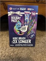 New Crest + Oral B pack with 4 toothbrushes and