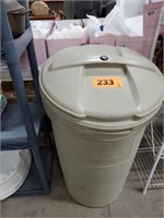 RUBBERMAID TRASH CAN WITH LID
