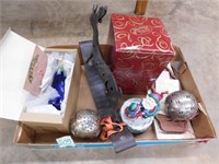 BOX OF HOLIDAY DÉCOR