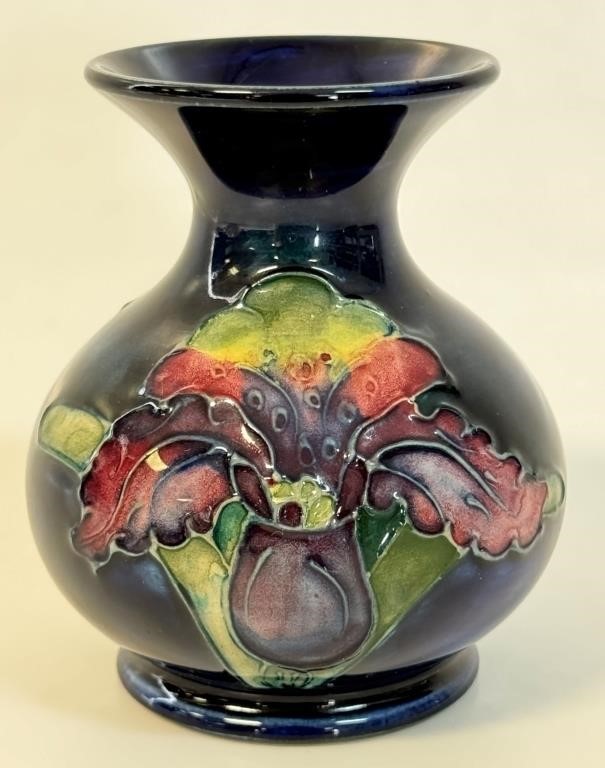 PRETTY MOORCROFT ENGLISH POTTERY BUD VASE