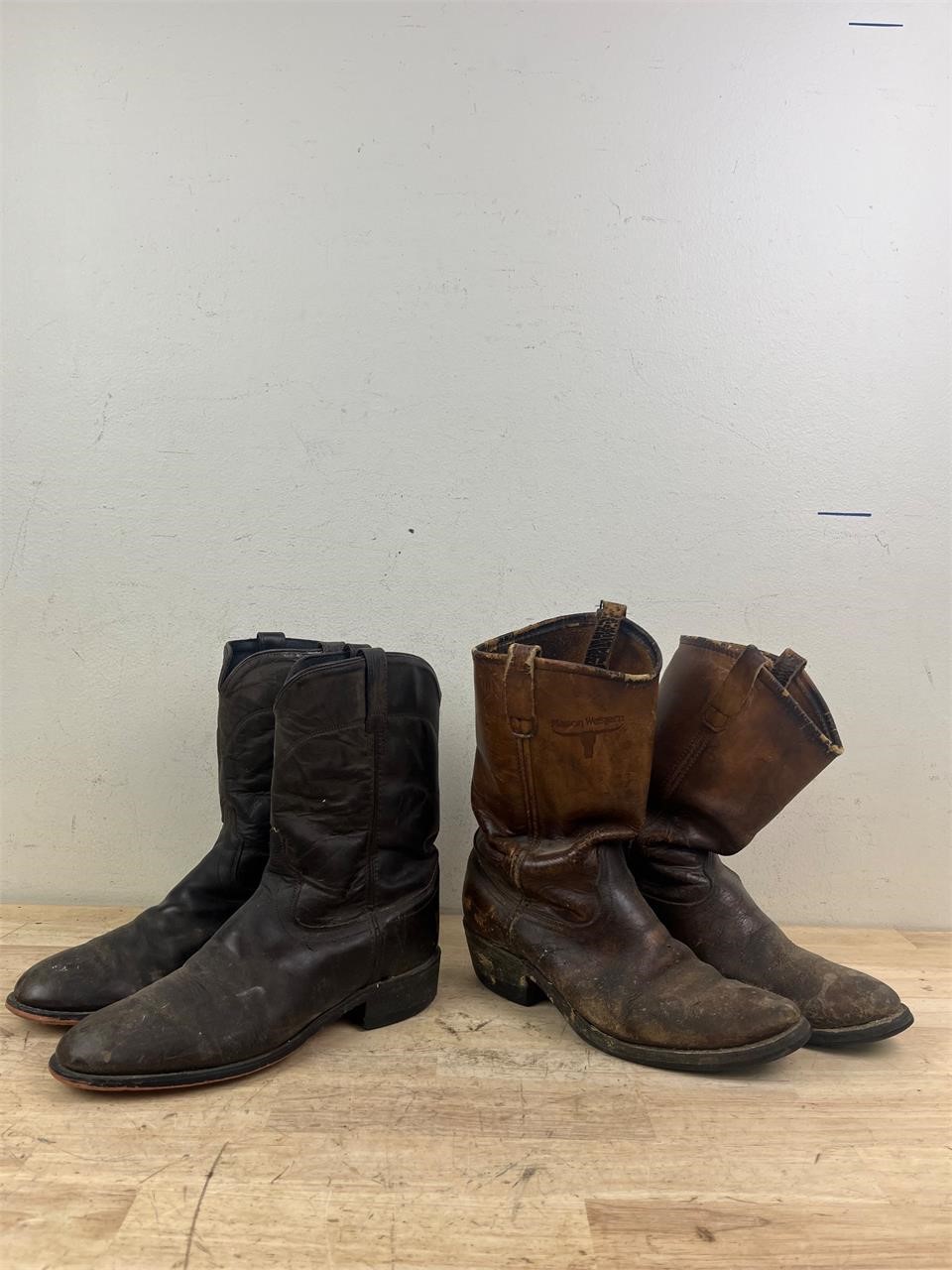 Women’s leather boots, no size -8/9?