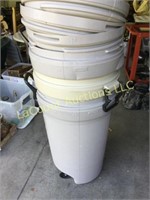3 rubbermaid trash garbage cans w lids