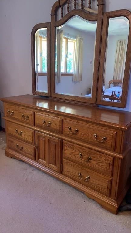 6 pc Broyhill Oak Bedroom suite. Dresser (67 in