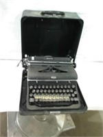 VINTAGE ROYAL TYPEWRITER W/ CARRY CASE