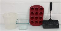 4 pc Misc kitchen items