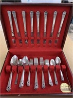 VTG 40 PIECE ONEIDA SILVERWARE SET WITH WOOD BOX