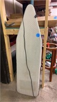 IRONING BOARD WITH ELECTRIC PLUG-IN WITH HEATED
