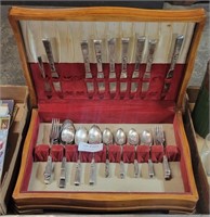 VTG. COMMUNITY SILVERWARE IN WOOD BOX