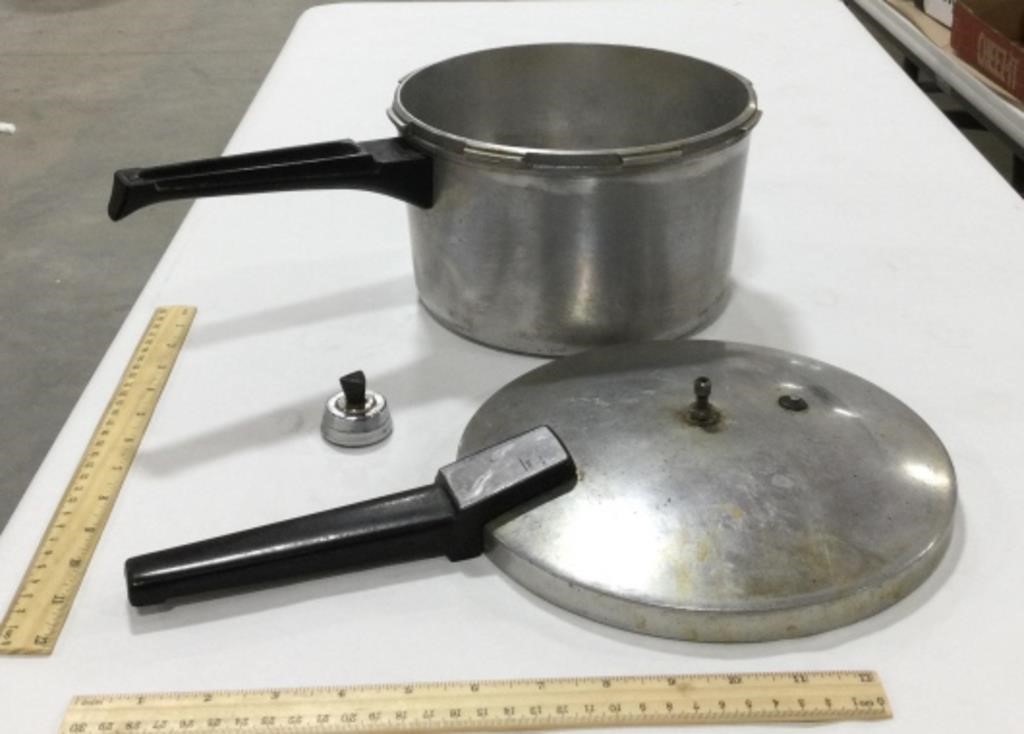 Metal pressure cooker